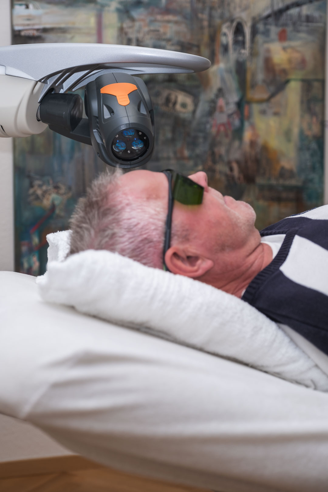 Lasertherapie-Senior Älterer Mann bekommt Laserbestrahlung fürs Gehör