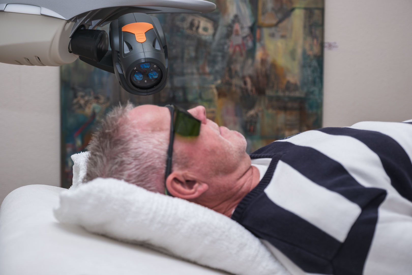 Lasertherapie-Senior Älterer Mann bekommt Lasertherapie