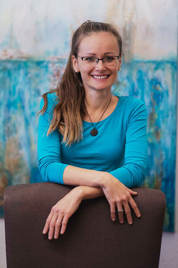 Heilpraktikerin-Bianca-Beger-Marks-Besprechungsraum Heilpraktikerin Bianca-Beger-Marks vor blauem Wandbild
