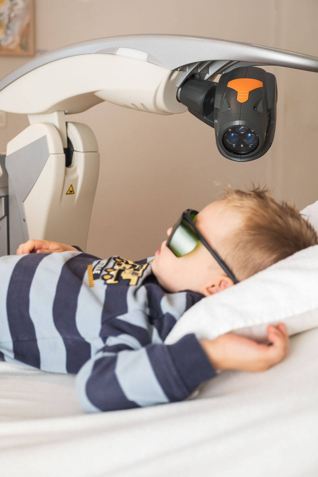 Lasertherapie Kind Kind bei der Laserbestrahlung